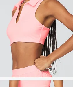 Dettaglio di un set da yoga e tennis rosa traspirante su una modella femminile