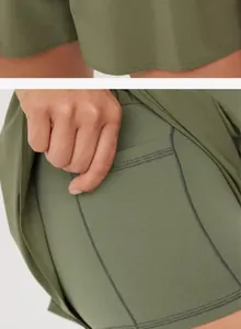 Vue détaillée de la jupe de sport vert olive avec une poche intérieure fonctionnelle