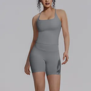 Gedetailleerd overzicht van grijze sporttop en fietsshorts voor yoga en fitness