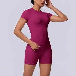 Detailweergave van naadloze yogaset met slimfit top met korte mouwen en een short
