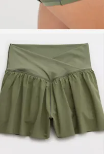 Vue détaillée du short de sport plissé vert olive à taille haute croisée pour le yoga