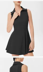 Detalle del cuello polo y el ajuste atlético de este vestido de tennis negro sin mangas