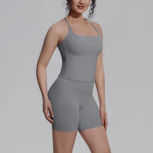 Grijze tweedelige yogaset met racerback tanktop en korte nauwe sportbroek op model