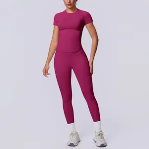Professionelle Ansicht eines magentafarbenen nahtlosen Yoga-Sets mit langer Hose