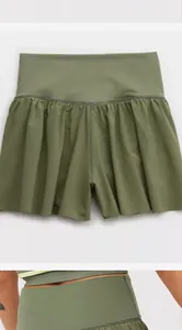 Vue détaillée de la jupe-short de sport plissée taille haute vert olive pour femme