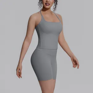 Detailweergave van een grijze sporttop en bijpassende yoga-short met hoge taille