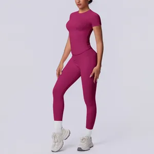 Nahtloses Yoga-Set in Magenta mit schmal geschnittenem Kurzarm-Top und High-Waist-Leggings.