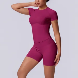 Gedetailleerd zijaanzicht van een magenta naadloos yoga-set met korte broek met hoge taille