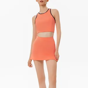Zweiteiliges oranges Tennis-Sportset für Damen mit bauchfreiem Top und Minirock für Yoga