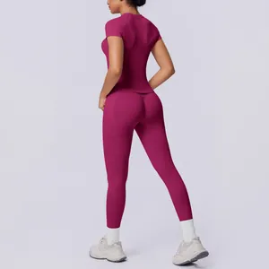 Rückansicht eines nahtlosen Yoga-Sets in Beere mit Kurzarm-Top und Leggings mit Push-up.