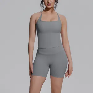 Detailweergave van de grijze yogaset met racerback tanktop en nauwsluitende short.