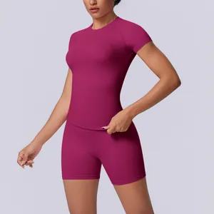 Detailopname van de pasvorm en textuur van de bessenrode naadloze yoga-set met short