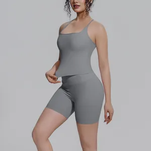 Grijze tweedelige yogaset met slanke pasvorm en sportieve stofdetails