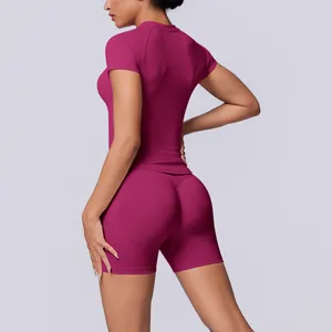 Achteraanzicht van naadloze magenta yogaset met liftend effect van de korte broek
