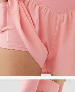 Vue macro détaillée du skort de yoga rose montrant le tissu respirant et la doublure.