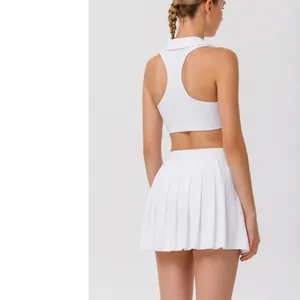 Elegante completo sportivo bianco con top a vogatore e gonna a pieghe per fitness
