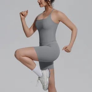 Zijaanzicht van een vrouw in een grijze sporttop en fietsshort yoga set voor fitness