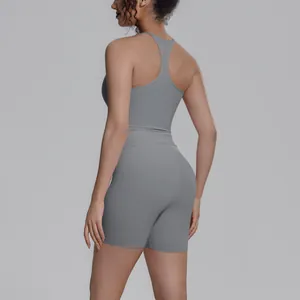 Detail achteraanzicht van grijze racerback sporttanktop en bijpassende strakke shorts
