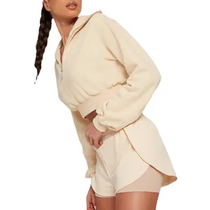 Ensemble de sport beige 2 pièces avec sweat à capuche court et short pour femmes