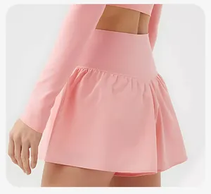 Vista detallada de falda pantalón de yoga rosa con cintura alta, diseño acampanado y transpirable