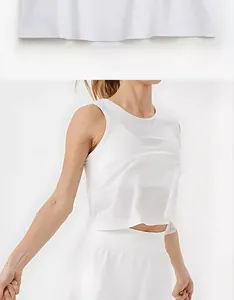 Détail du débardeur de yoga blanc sans manches et de l'ensemble short assorti