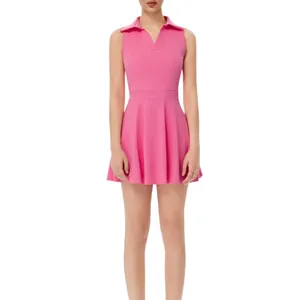 Vestido polo de tenis rosa sin mangas con falda plisada de talle alto que estiliza la figura
