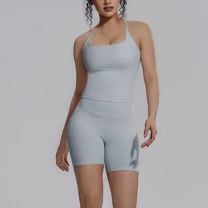 Gedetailleerd overzicht van lichtblauwe tweedelige yogaset met sporttop en broek