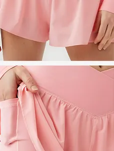 Primer plano de falda pantalón de yoga rosa con cintura cruzada y bolsillo lateral