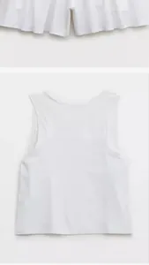 Vue détaillée de l'arrière du haut de sport de yoga blanc sans manches pour fitness femme