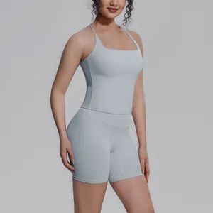 Detail van de lichtgrijze yogaset met sportbeha en korte broek met hoge taille