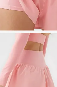 Primer plano de falda de yoga rosa con cintura cruzada que muestra la textura.