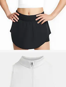 Detailansicht der weißen Sportweste mit Reißverschluss und schwarzem Sport-Skort