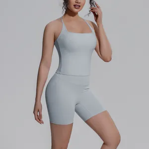 Gedetailleerde weergave van een lichtblauwe tweedelige dames yoga set met top en short
