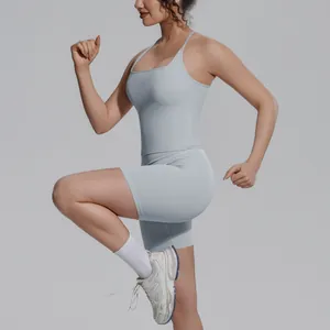 Sportieve lichtgrijze yogaset voor dames met racerback top en high-waist biker shorts
