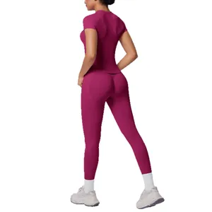 Set yoga in maglia senza cuciture con top a maniche corte e leggings effetto push-up