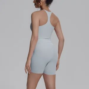 Achteraanzicht van een lichtblauwe racerback yogatop en hoge taille biker shorts sportset.