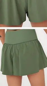 Primer plano de falda-pantalón de yoga verde con cintura alta y diseño de running suelto.