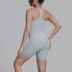 Detail van de achterkant van het grijze racerback sporthemd en fitnessshorts set