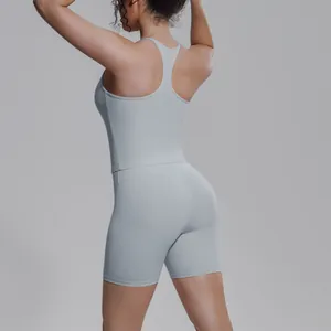 Detail achteraanzicht van grijze racerback sporttop en bijpassende korte yoga broek set.