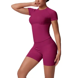 Naadloze magenta yogaset bestaande uit een top met korte mouwen en een short met hoge taille