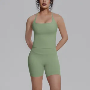Nauwsluitende tweedelige yogaset voor dames in saliegroen met top en korte broek.