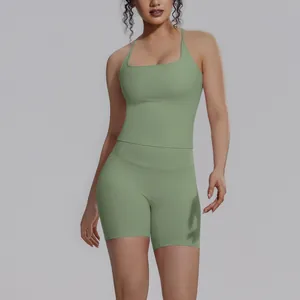 Gedetailleerd vooraanzicht van saliegroen tweedelig yogaset met cross-back tanktop en short