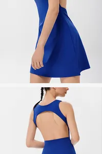Detail achteraanzicht van een blauwe rugloze sportjurk voor tennis golf en fitness