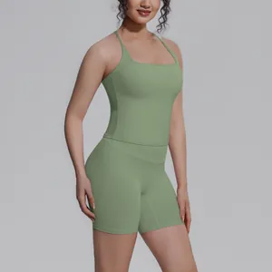 Tweedelige yoga-fitnessset in saliegroen met hemdtopje en korte broek met hoge taille