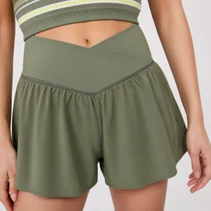 Short de yoga croisé taille haute pour femmes en vert olive avec tissu à séchage rapide