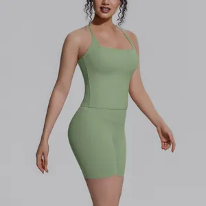 Gedetailleerd overzicht van saliegroene yogaset met tanktop en short
