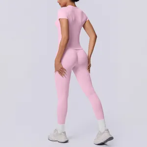 Tweedelige naadloze roze yogaset met top met korte mouwen en push-up legging