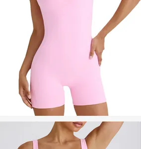 Detail van roze fitness yoga jumpsuit met hoge elasticiteit en een nauwsluitende pasvorm.