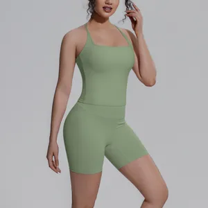 Volledig zicht op de saliegroene yogaset voor dames met tanktop en sportshort