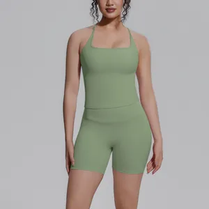Dames yoga-set in saliegroen met sporttop en korte broek, snel drogend materiaal